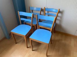 4 chaises bleues en bois