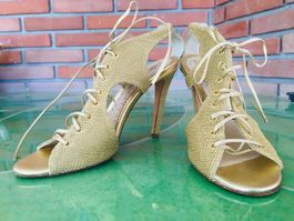 Pumps geschnürt in gold und weiss