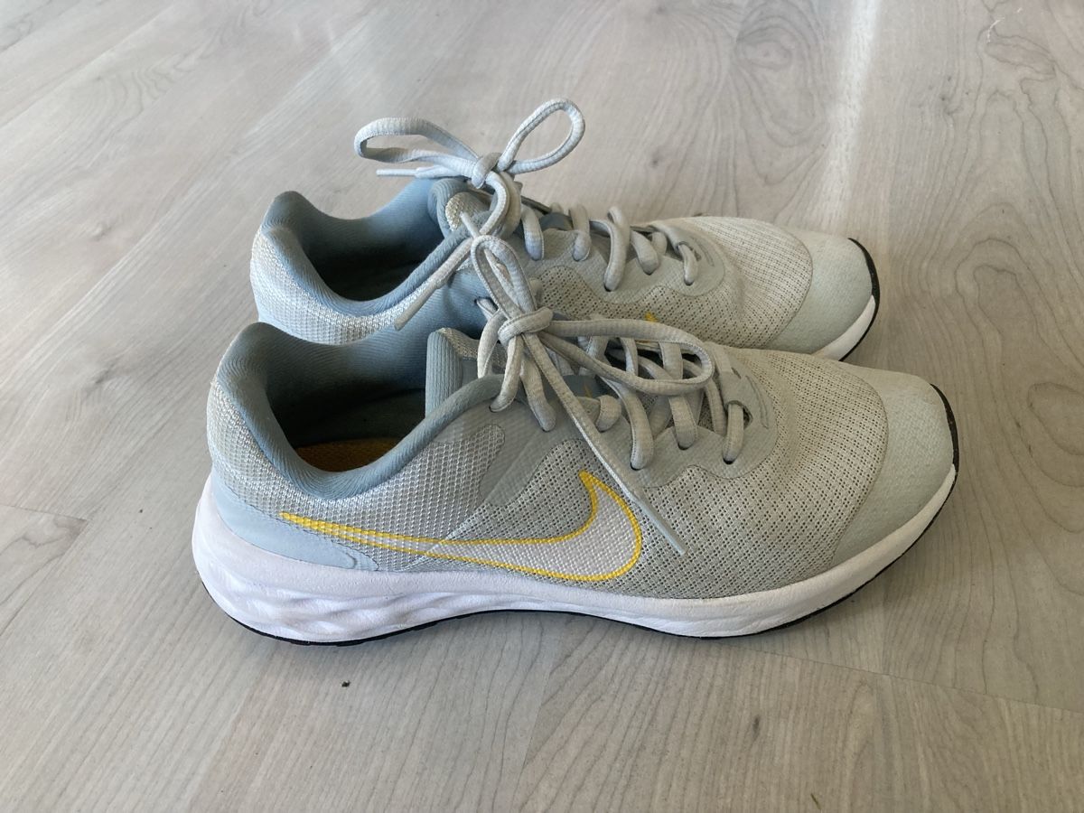 Nike Schuhe für Mädchen: Turnschuh Nike 36 – Gebraucht aus Amden von Karplusan 1