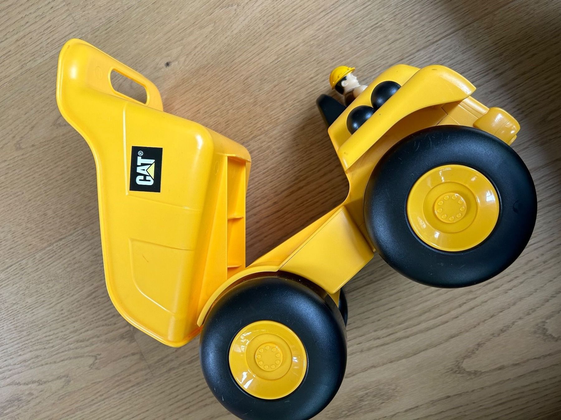 Giocattoli: CAT- Kipperauto mit  Licht – Usato da Rothrist venduto da szc_9dg5 6