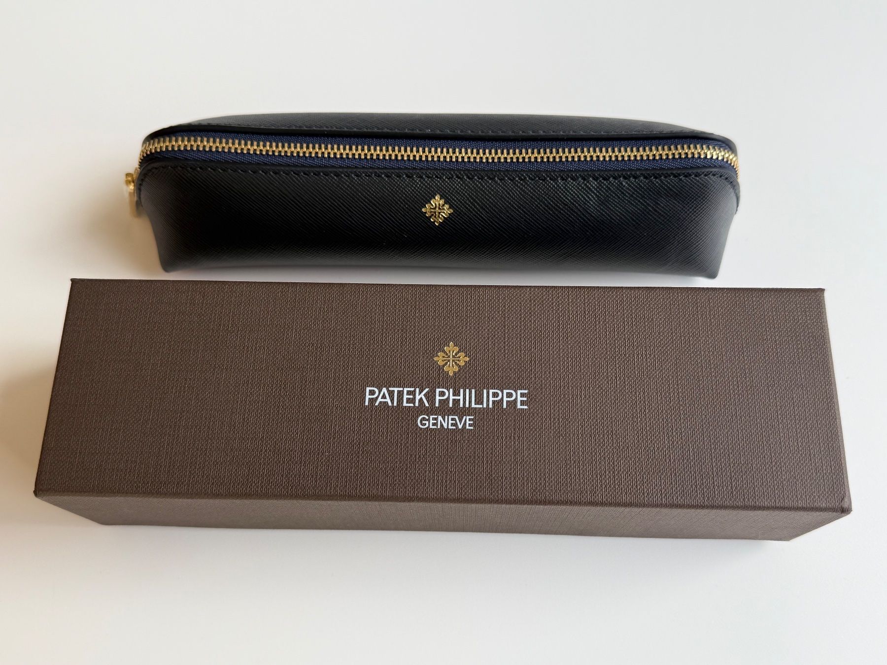 Patek Philippe Scatole porta orologi: Patek Philippe Etui, Federmäppchen / Kosmetiktasche mit Box – Nuovo (secondo la descrizione) da Luzern venduto da Cabriolet