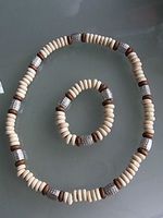 Kette und Armband aus Holz, hell