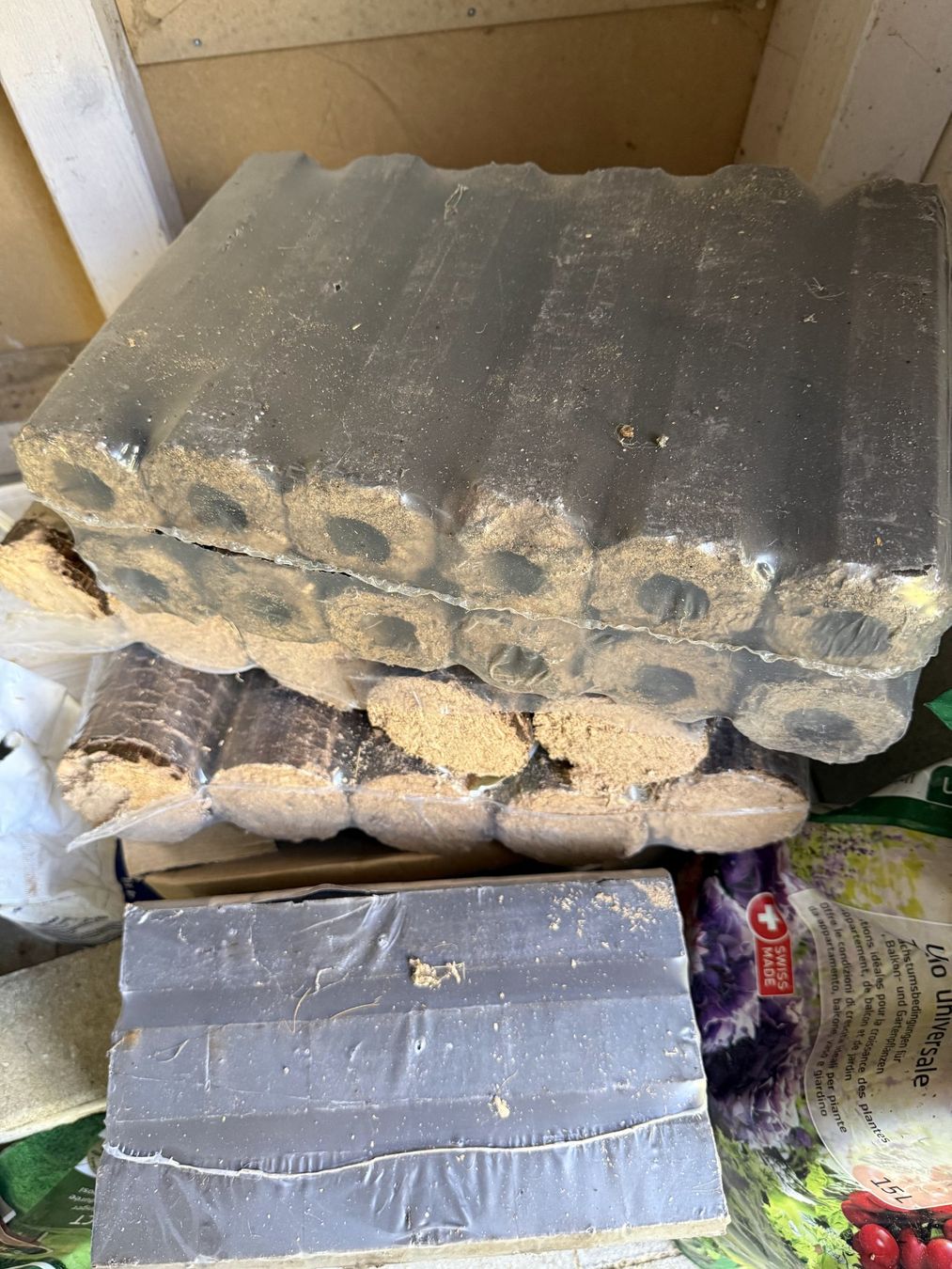 Articoli in legno: Holzbriketts – Usato da Fällanden venduto da Roli12