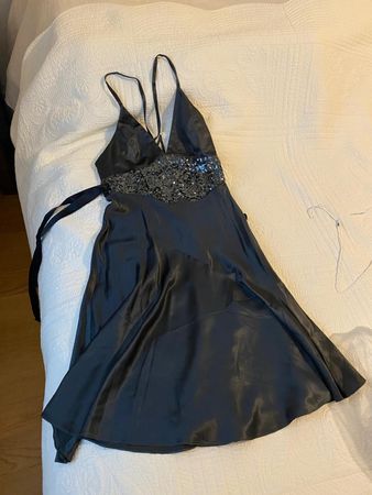 Robe noire à paillettes,