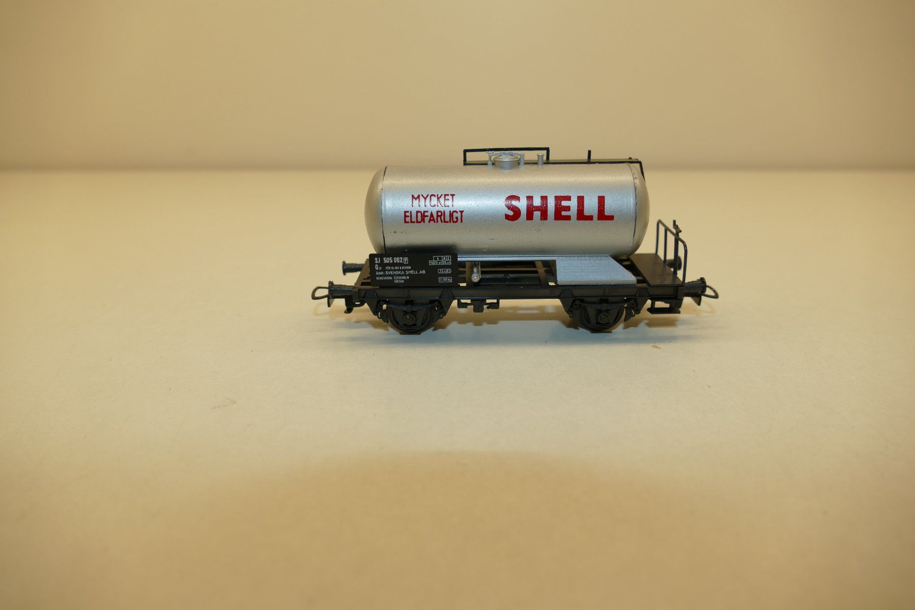 Liliput Modelleisenbahnen: Liliput H0: SJ Kesselwagen Shell silbrig – Gebraucht aus Niederhasli von rail-duerst 3