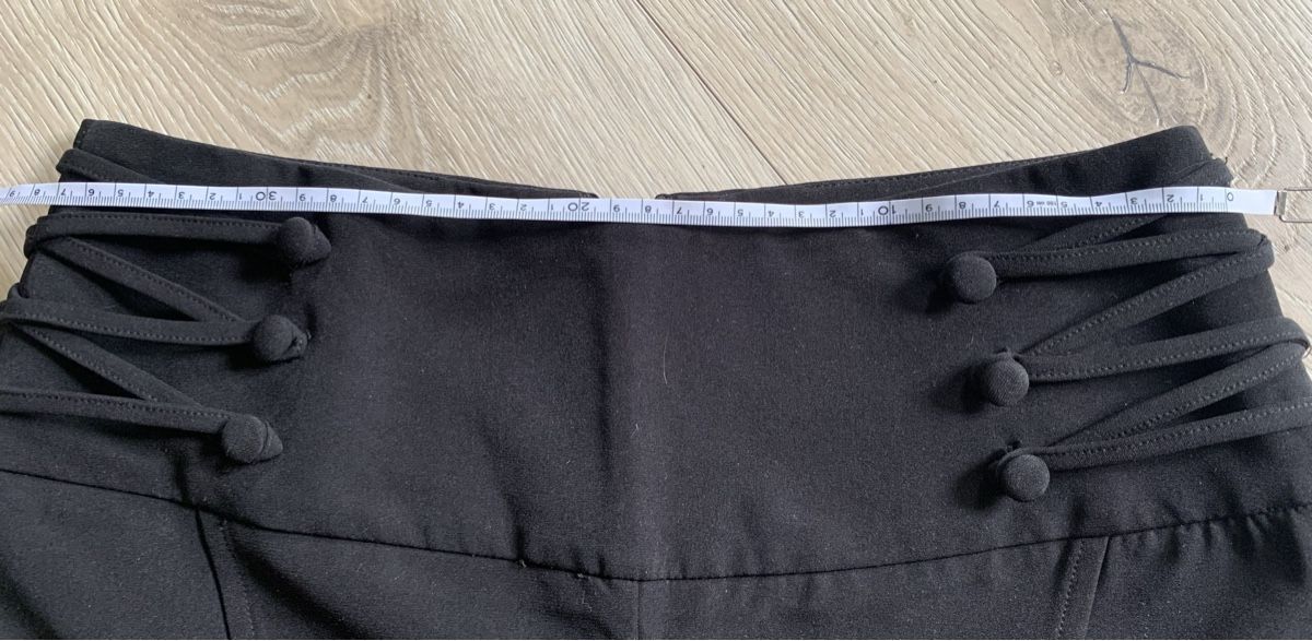 Pantaloni: Kurze Hose schwarz  Gr. 38 – Usato da wallisellen venduto da kadoja 3