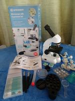 Mikroskop. Plus gratis Experimentier-Set