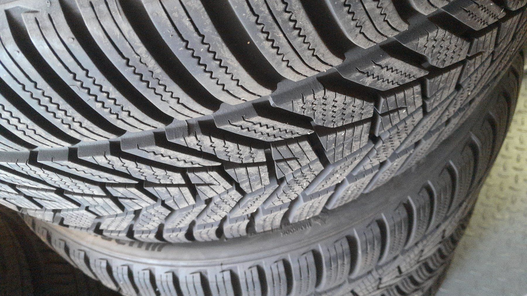 Pneus & Kompletträder: Winterreifen 245/35R19 – Gebraucht aus Sarnen von Saab99900 4