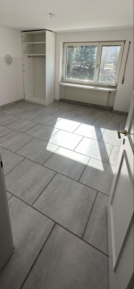 Rivestimenti per pavimenti: hellgraue Fliesen / Bodenplatten 60x60cm - ganzer Stapel – Usato da Bern venduto da PJOCH 1