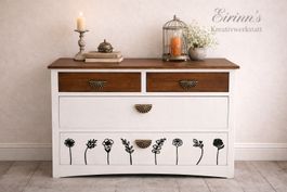 Schöne Holzkommode mit Blumenmuster
