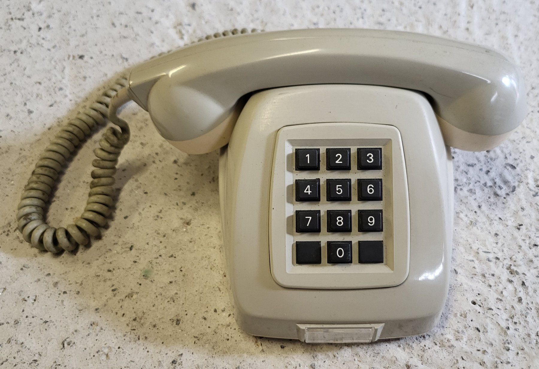 Telefoni: Telefono da tavolo a tasti mod. 70 – Usato da Villa Bedretto venduto da Custa