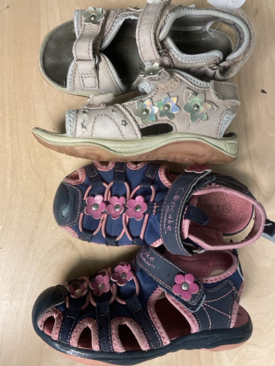 Scarpe per ragazze: 2 Paar Mädchen Sandalen, Cupcake , Gr.27 – Usato da Obergerlafingen venduto da cabo4 1