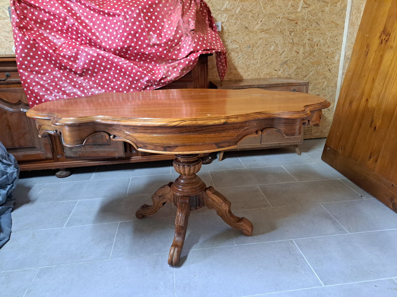 Tische: Table d'appoint vintage en bois massif – Gebraucht aus Matran von Liptec750
