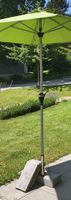 Sonnenschirm grün mit stabilem Fuss für warme Sommertage ☀️