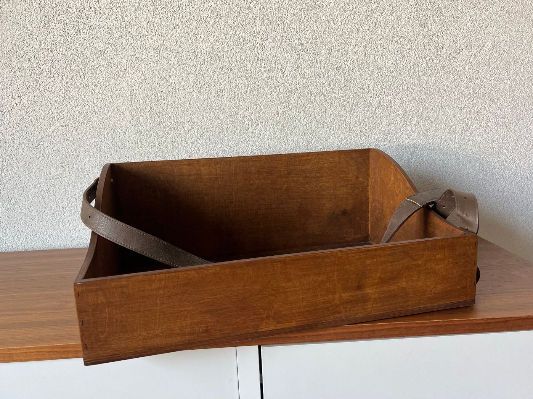 Toutes les décorations: Bauchladen aus massivem Holz mit Lederriehmen – D'occasion à Derendingen par emmenwasser 2