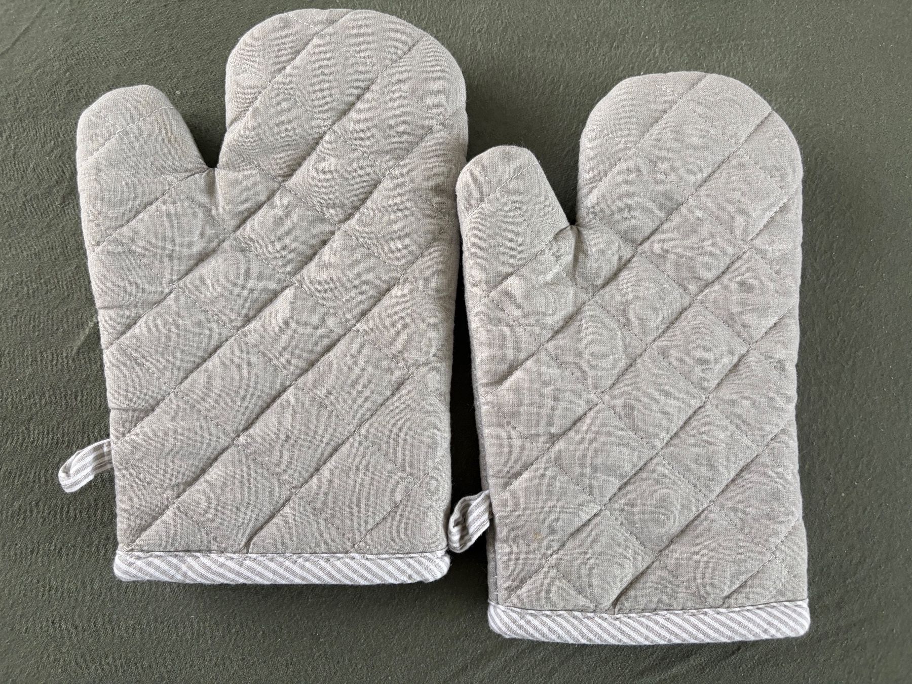 Handschuhe & Handstulpen: 2 Topfhandschuhe grau – Gebraucht aus Obergösgen von Andre118