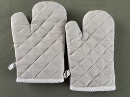 2 Topfhandschuhe grau