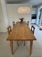 Grosser Tannenholz-Esstisch 250 × 82 cm mit 8 Stühlen