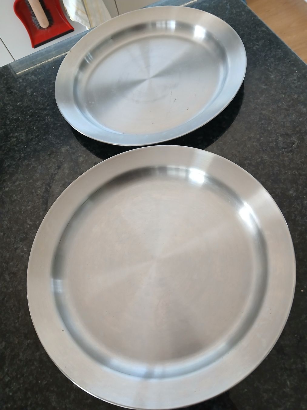 Assiettes: 2 Camping Metall Teller 25 cm – D'occasion à Fislisbach par Quirlig07