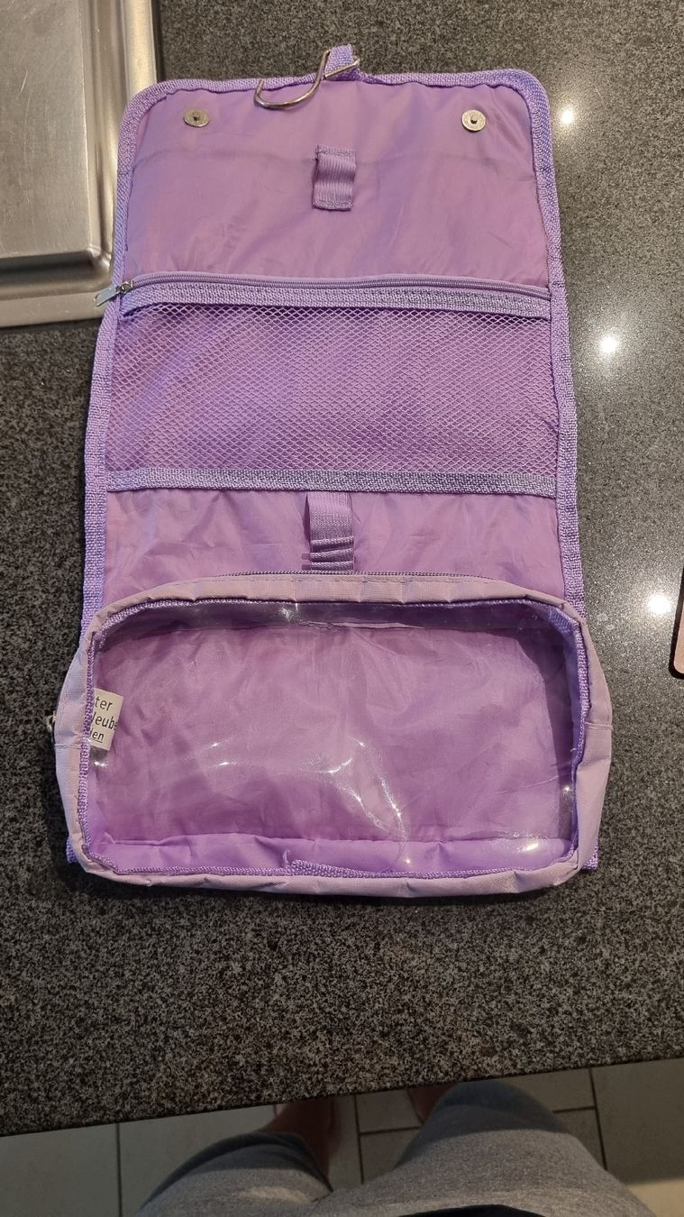 Custodie per cosmetici: Necessaire – Usato da Ganterschwil venduto da Nike18 1
