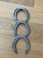 3 Hufeisen verbunden Deko Metall gebraucht