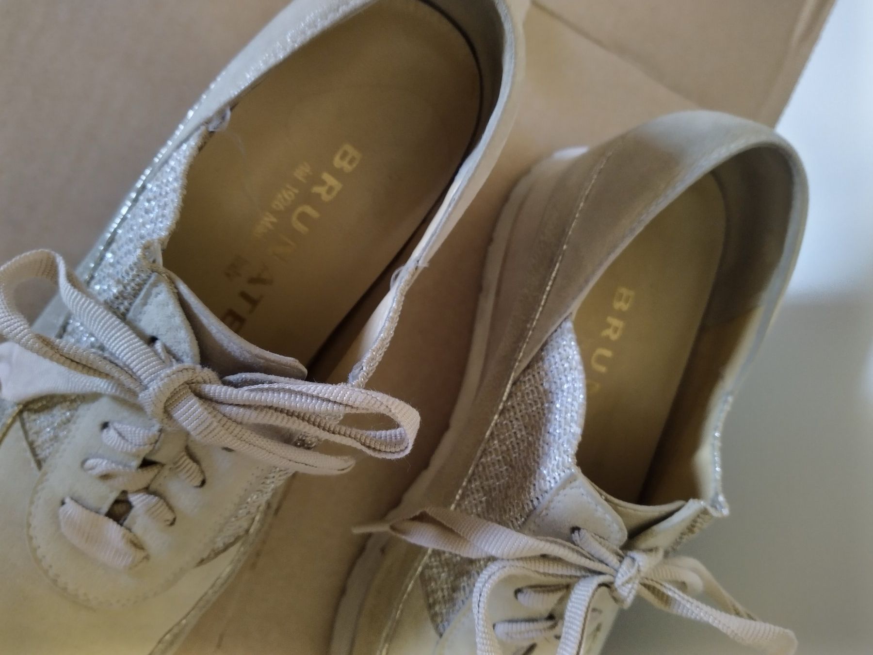 Brunate Scarpe da donna: Sneaker Brunate in beige, Grösse 36 – Usato da St. Urban venduto da Remember4 1