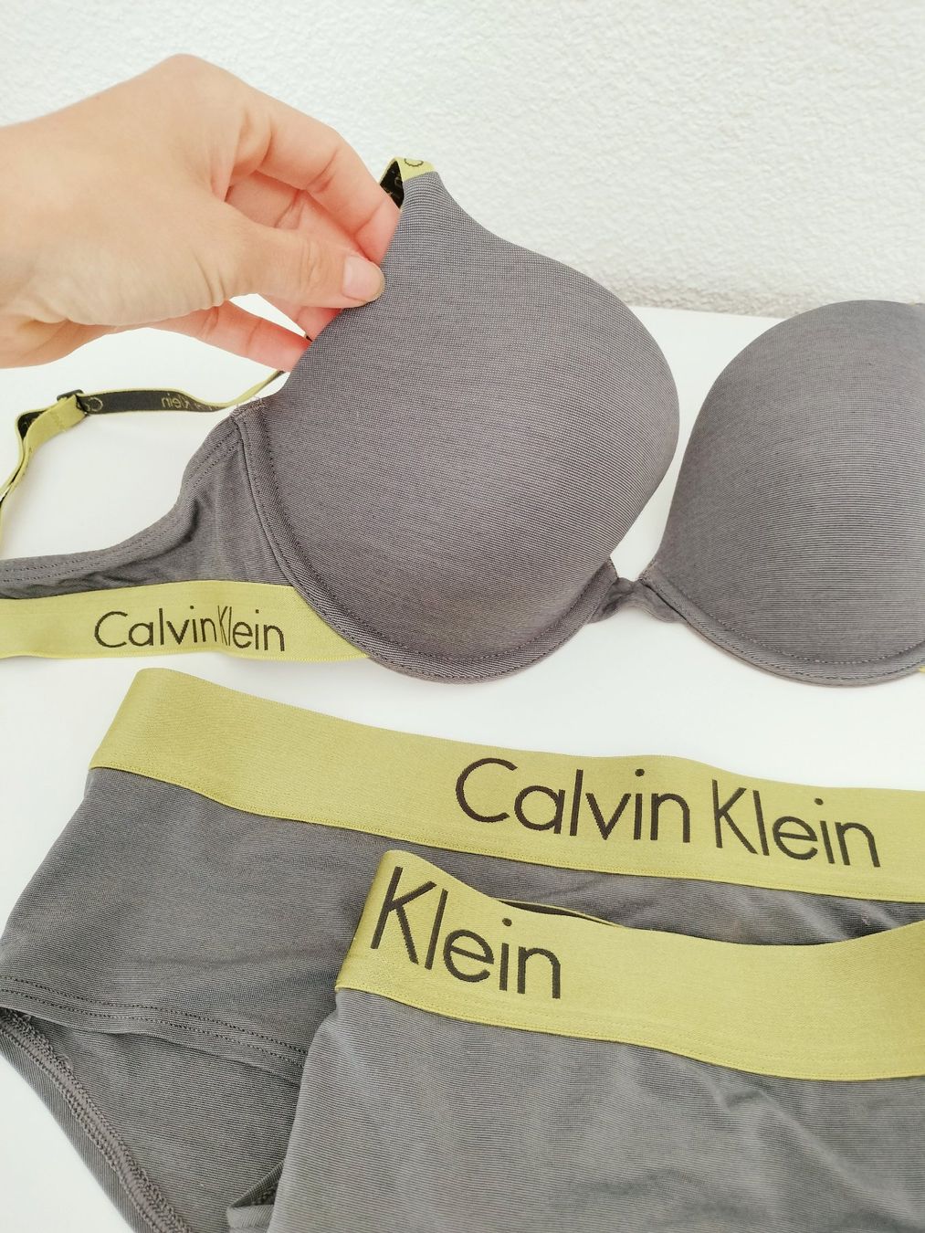Calvin Klein Altra biancheria intima: Calvin Klein Damen Nachtwäsche Set grau – Usato da Schwyz venduto da els_7cys 1