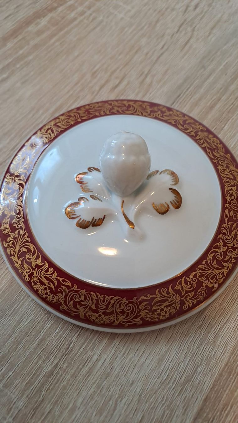 Set di piatti: 1 Langenthaler Chateau roter Deckel  mit weissem Rand. – Usato da Kehrsatz venduto da Kevin4
