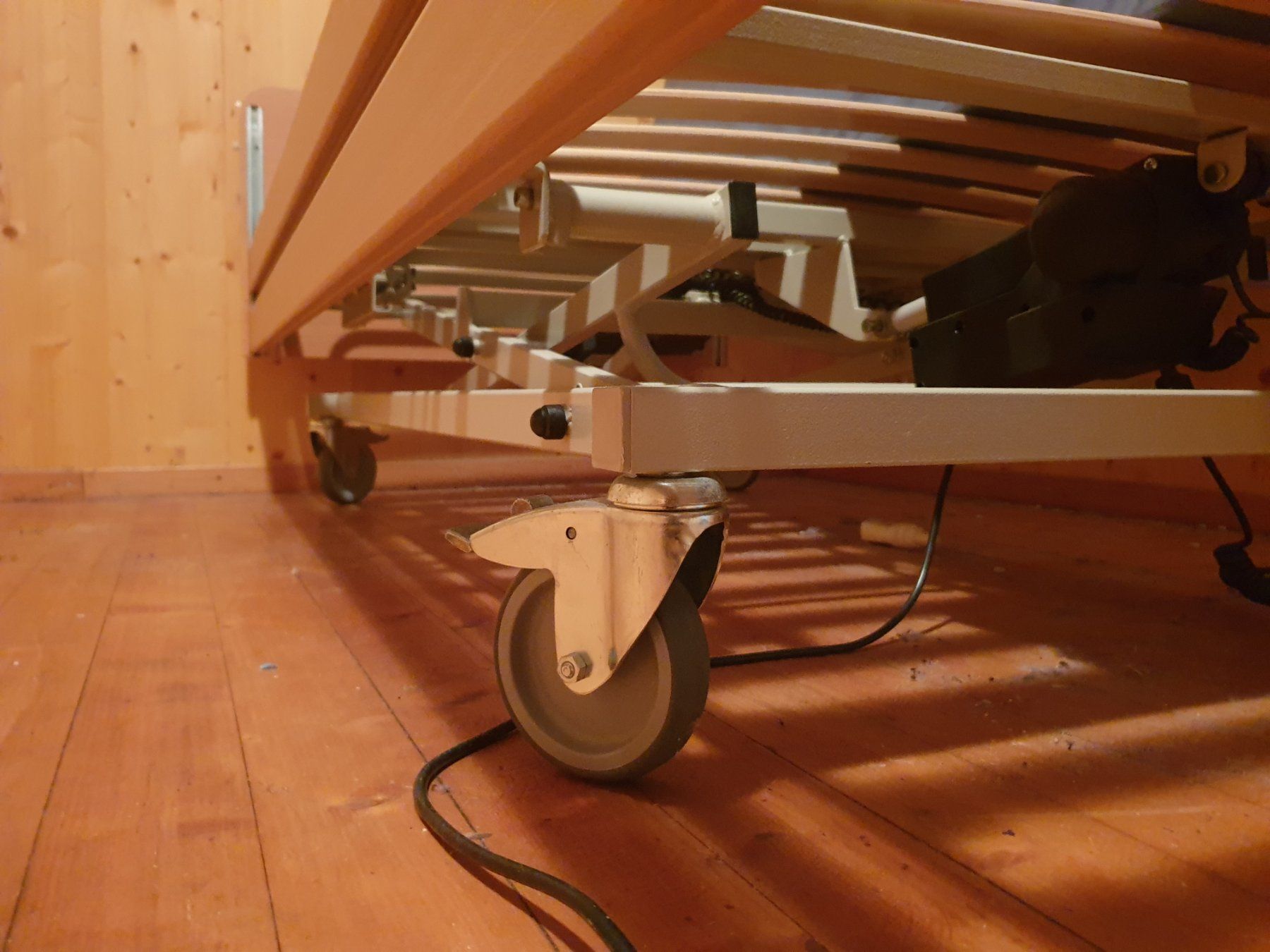 Betten: Robustes elektrisches Pflegebett mit Rollen – Gebraucht aus Bargen SH von findlingshop.ch 1