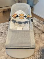 Babybjörn Wippe hellgrau mit Mesh und Spielebogen