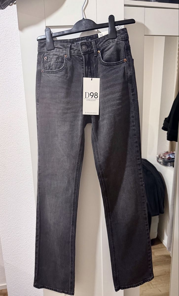 Stradivarius Jeans: Stradivarius Straight Jeans D98 - Neu – Nuovo e nell'imballaggio originale da Aarau venduto da AK_2lqy