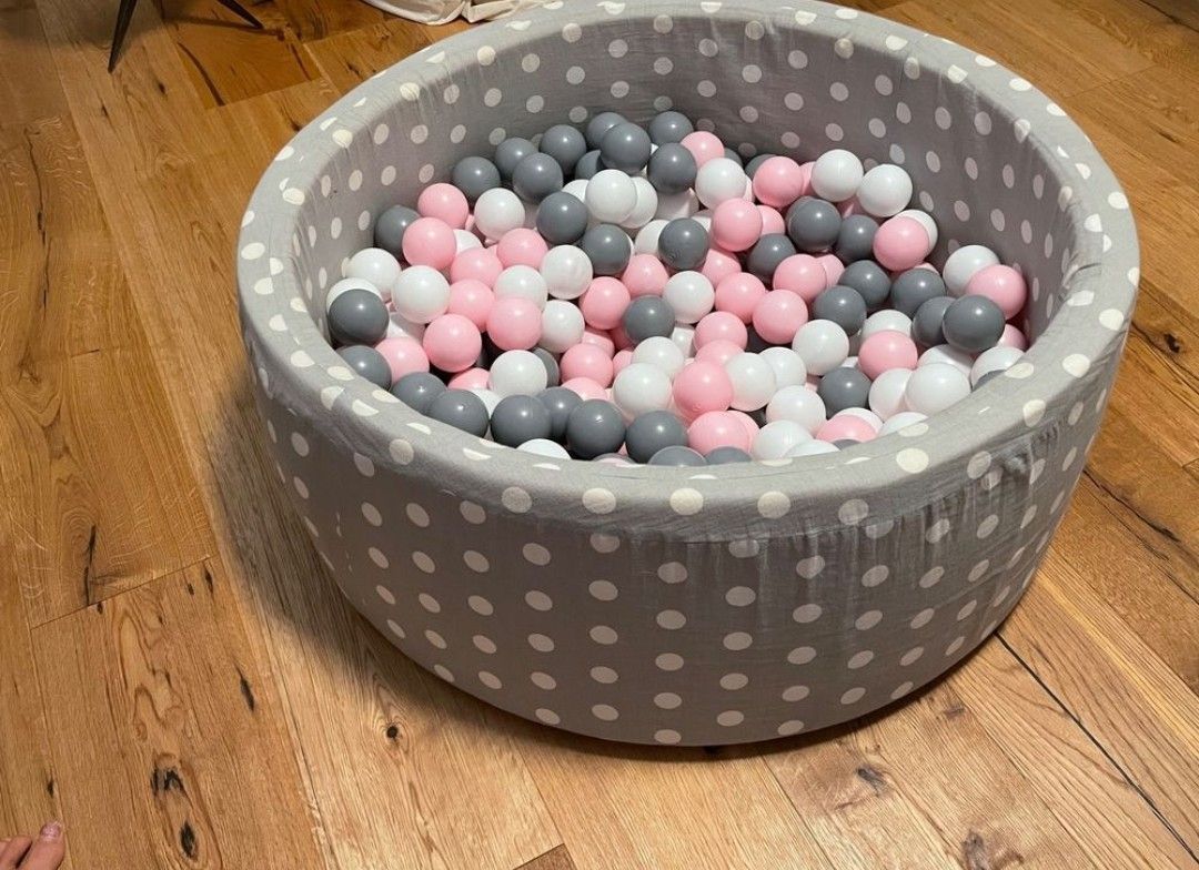 Spiele: Bällebad mit Bällen,grau weiss rosa – Gebraucht aus Rietheim von vla_y88j
