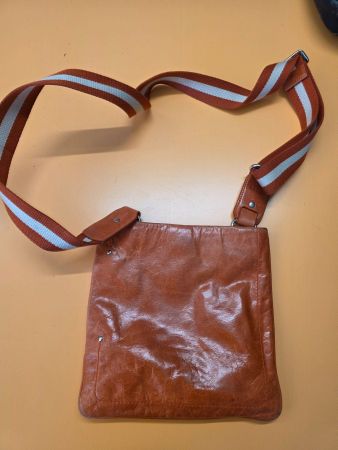 Bally Umhängetasche aus Leder braun mit Schultergurt