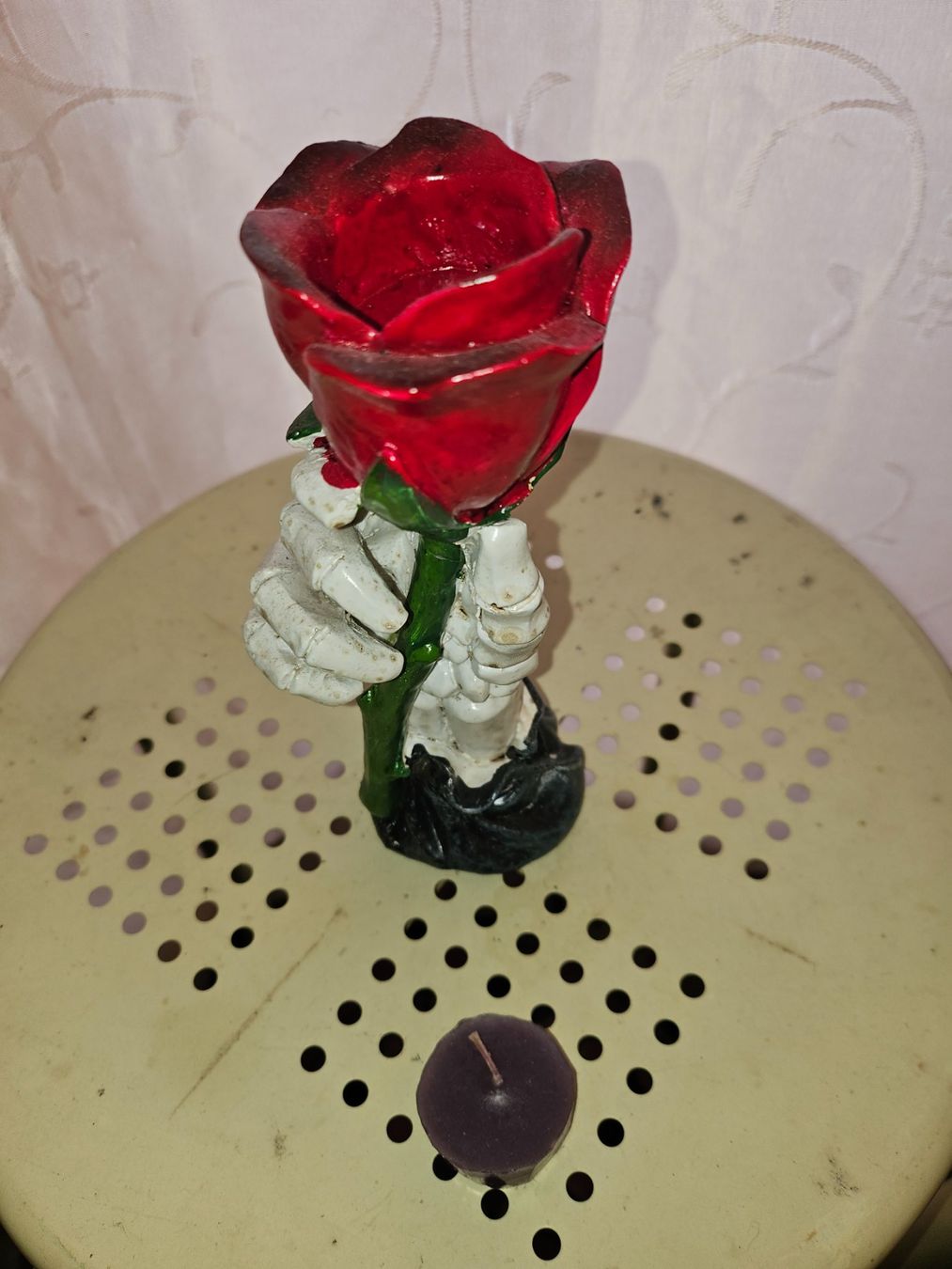 Alle Dekorationen: Deko: Skeletthand mit Rose – Gebraucht aus Thun von Shame 1