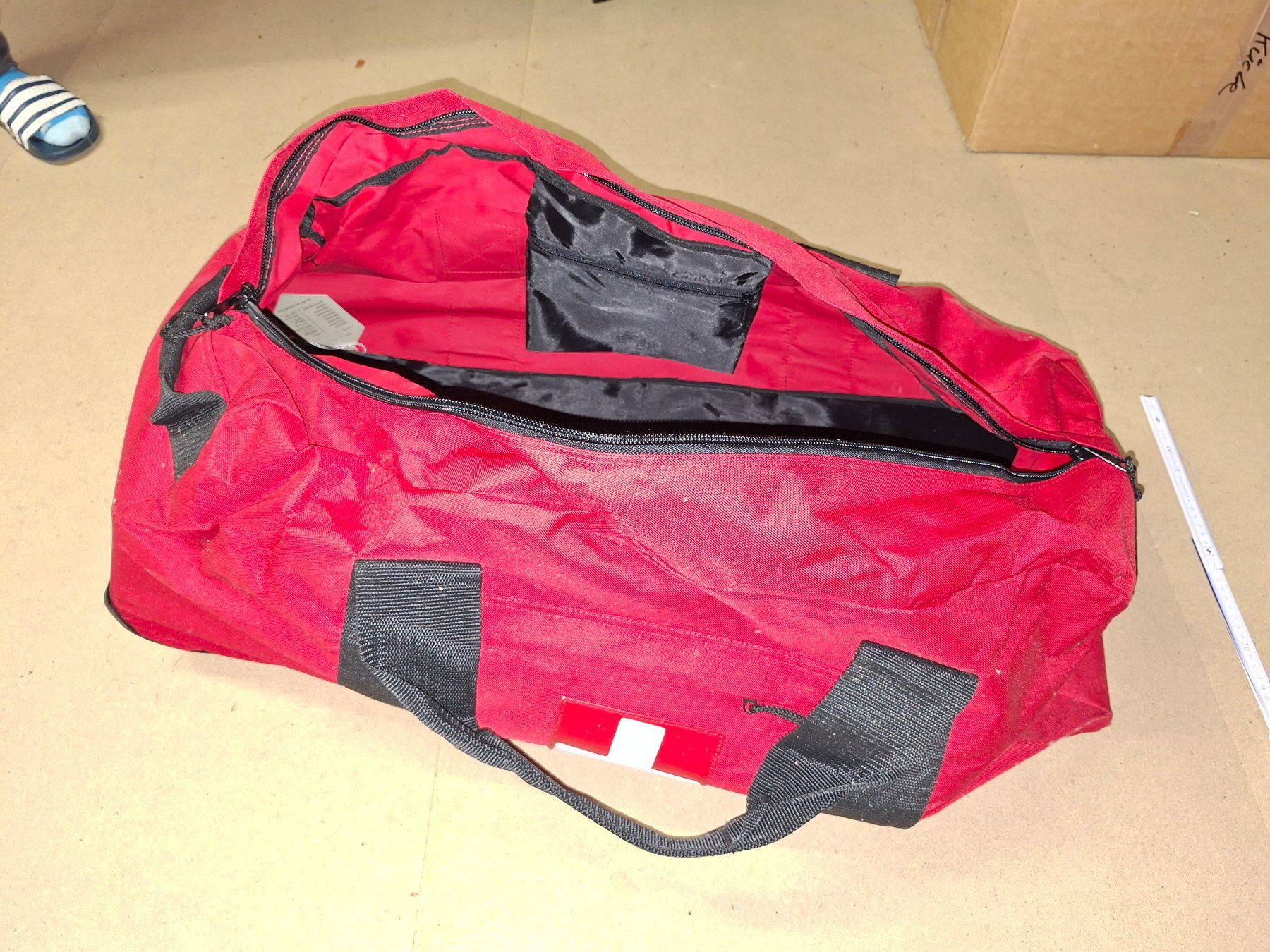 Borse: Rote Reisetasche mit Rollen und Schweizer Kreuz – Usato da Schwyz venduto da benno92 4