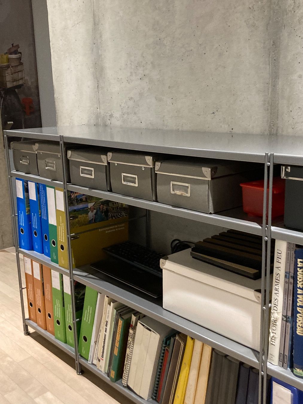 Interio Regale: Etagère modulable métallique – Gebraucht aus Bourguillon von  1