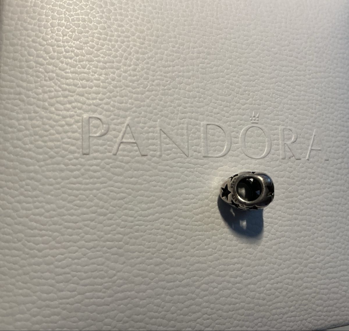 Pandora Ciondoli: Pandora Charm in Herzform mit Sternen – Usato da Theilingen venduto da Cykelnyckel 1