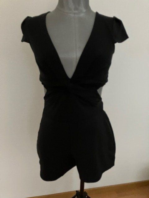 Boohoo Jumpsuits: Combishort noir taille 38 – Gebraucht aus Marin-Epagnier von rchouchouu