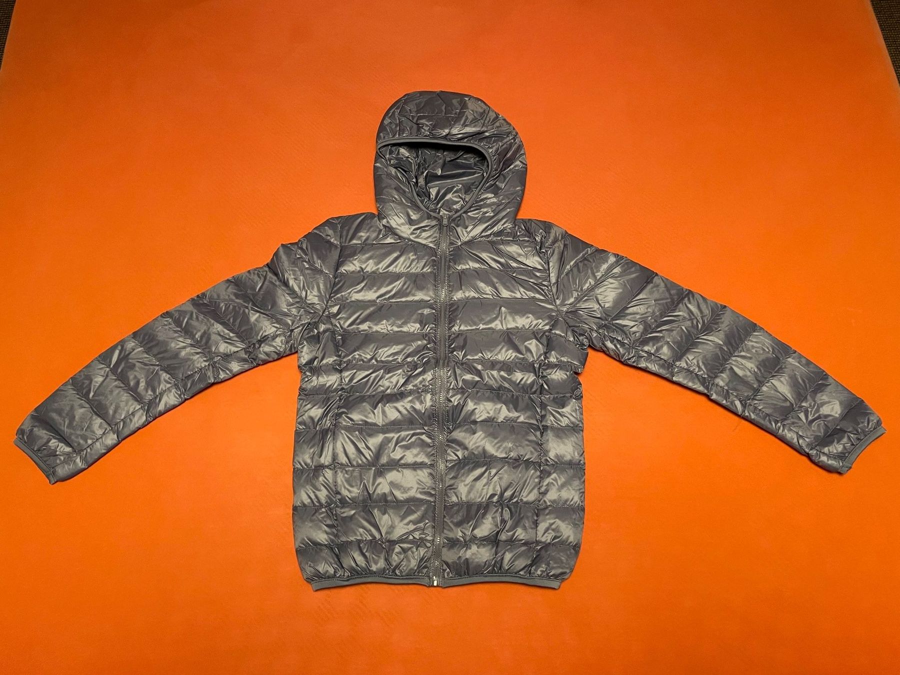Jacken: Leichte (Daunen)jacke mit Kapuze, Grösse S – Neu (gemäss Beschreibung) aus Rafz von stg101