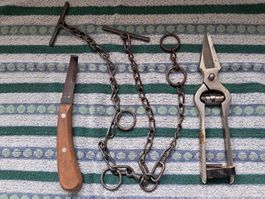 Diverse alte Werkzeuge: Messer, Ketten, Schere, Konvolut