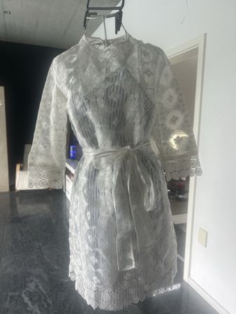 Robe Sandro  en dentelle blanche avec ceinture, bon état