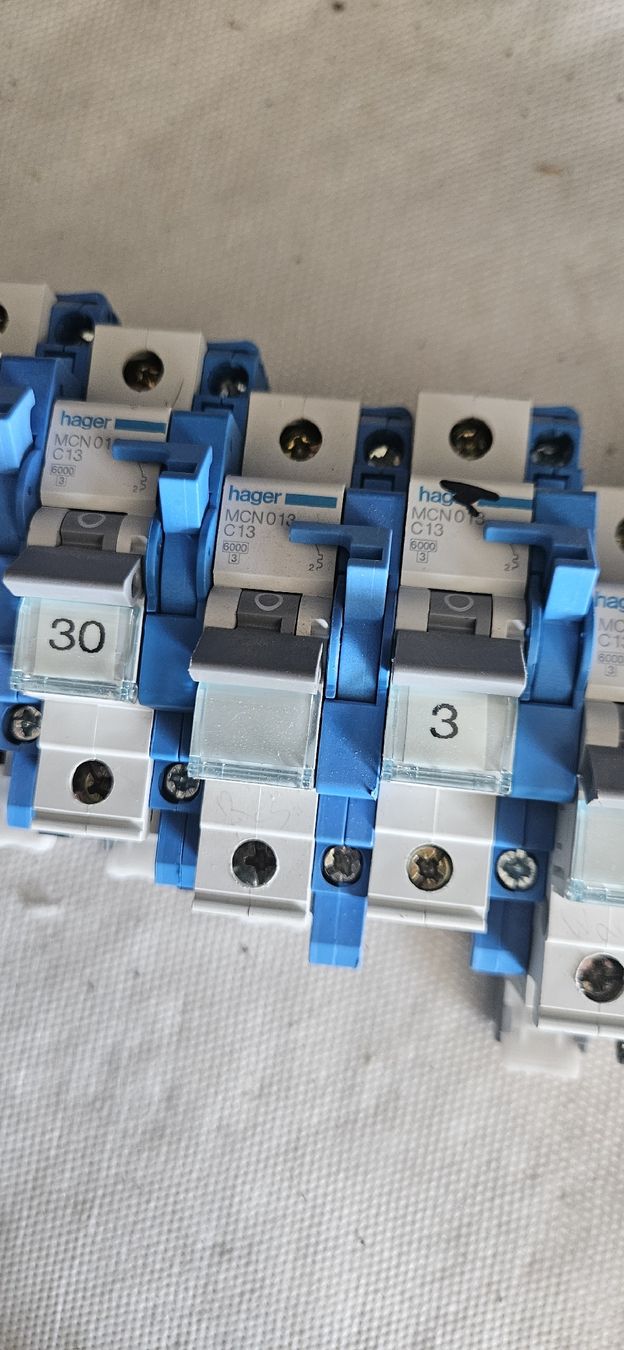 Hager Componenti elettronici: Hager Leitungsschutzschalter MCN013 C13  – Usato da Baar venduto da Vel...Baar45 1