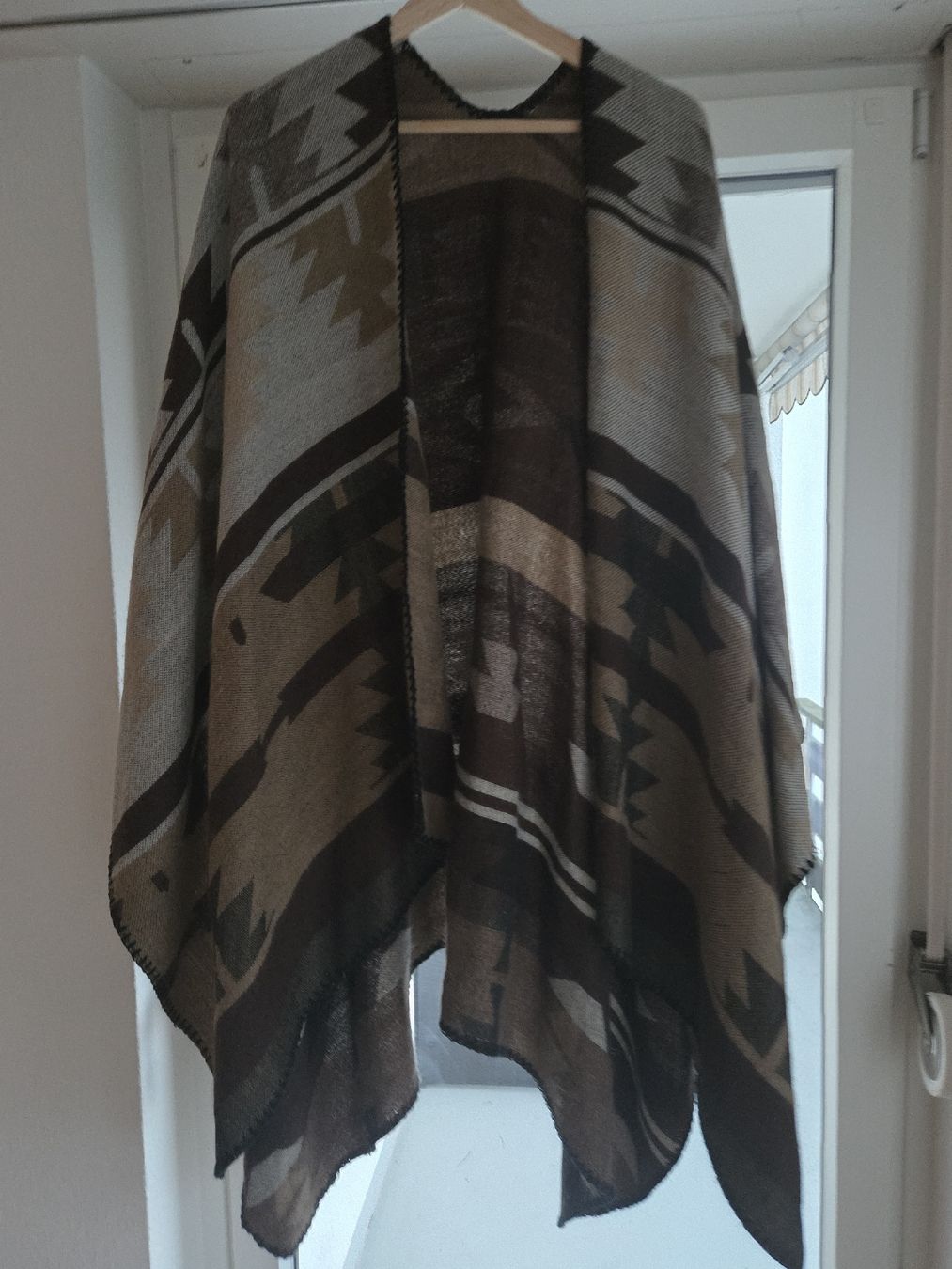 Giacche: Wunderschöner Poncho, an der längsten Stelle 110 cm lang. – Nuovo (secondo la descrizione) da Schöfflisdorf venduto da CrRG21 2