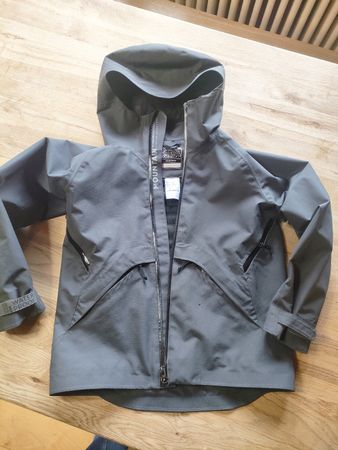 Veste imperméable Quechua gris taille 7-8 ans 130 cm