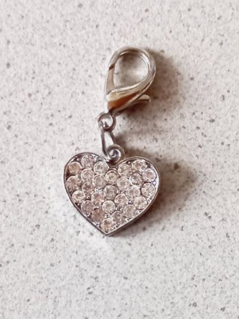 Anhänger: Schöner Herz Anhänger mit Glitzersteinen – Neu und originalverpackt aus Winistorf von acreativ4 1