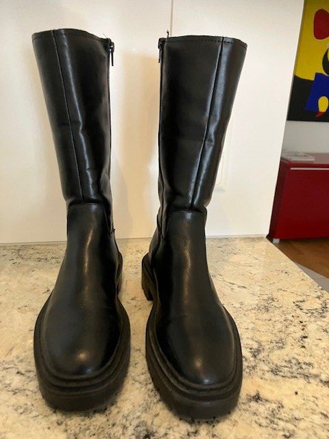 Damenschuhe: Stiefel - Stiefelette – Gebraucht aus Lufingen von Montreux