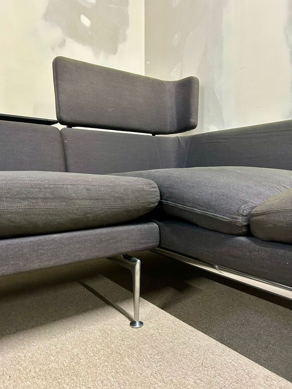 Vitra Divani: Vitra Suita Sofa, dunkelgrau modulares Ecksofa mit Ablage – Usato da Rickenbach ZH venduto da Der-Insider 7