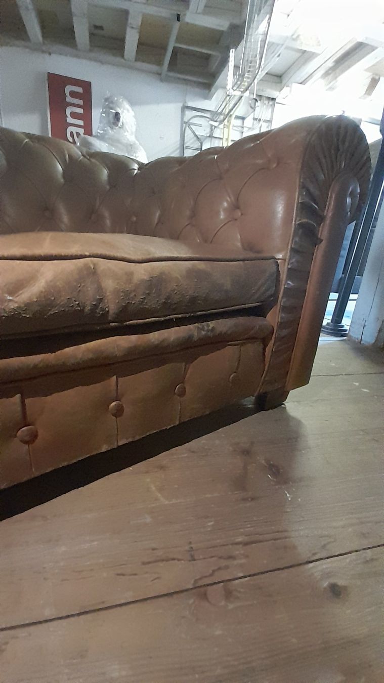 Chesterfield Divani: Chesterfield Sofa braun mit viel Patina – Usato da Hittnau venduto da v-v-onlineverkauf 8