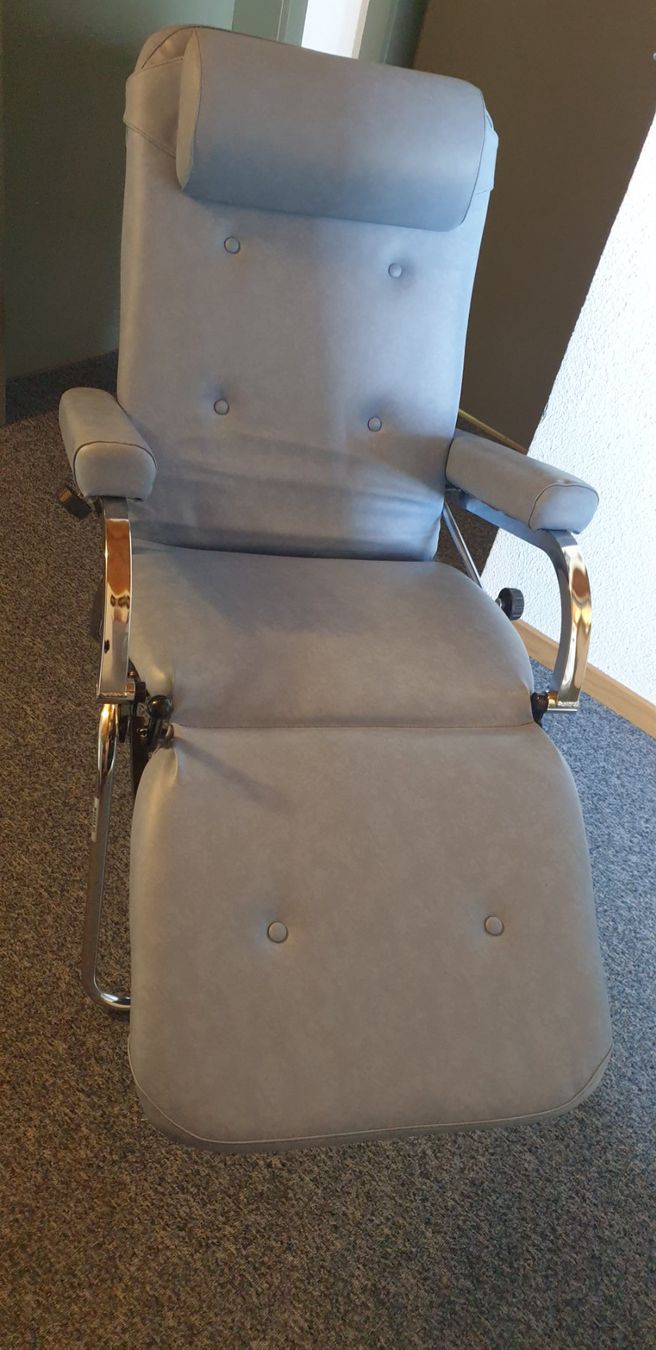 Fauteuils de soin: Kosmetik Stuhl oder Liegestuhl – D'occasion à Wynau par FusspflegeDebi