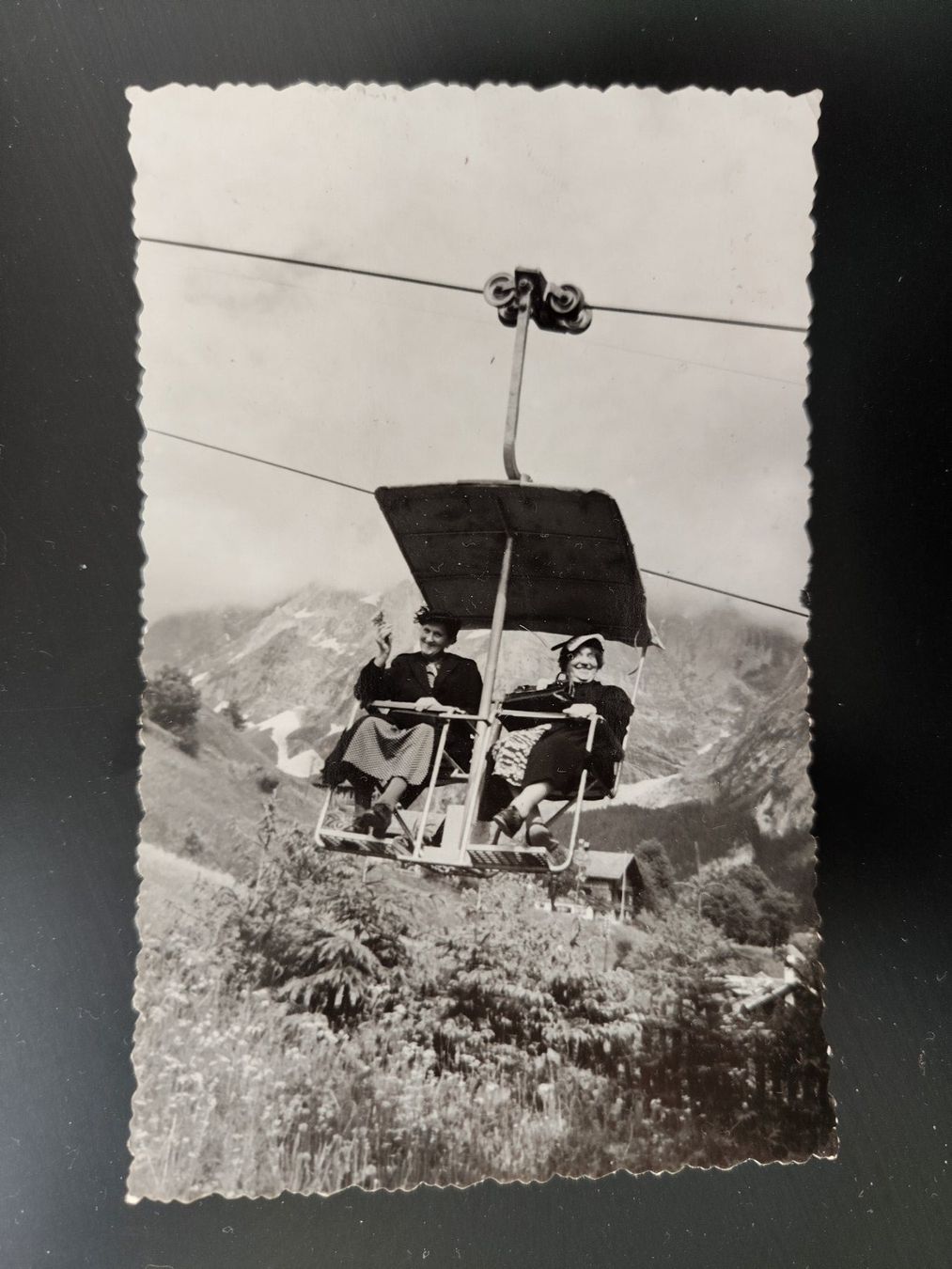 Cartoline postali: Schwebender Oldtimer Grindelwald Damen dat. 1952 – Usato da Ohmstal venduto da Lebensfreude05